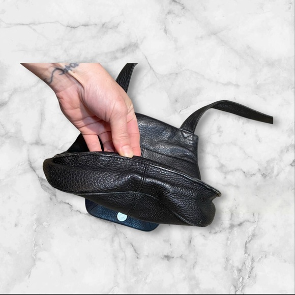 Black
Leather travelsmith - Picture 7 of 8